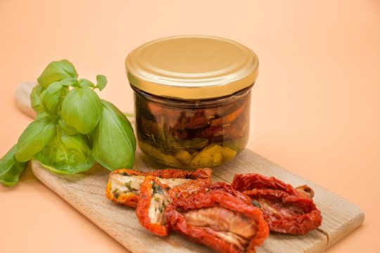 Selbstgemachte getrocknete Tomaten im Schraubglaus